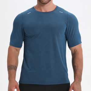 Camiseta atlética de gimnasio para hombre con logotipo personalizable, Manga corta ajustada de algodón 100% con tira reflectante para trotar - Product Image 1
