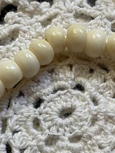 Collier en os de chameau vintage fabriqué à la main petit disque en forme de bel accessoire décoratif artisanat naturel pour noël - Product Image 4