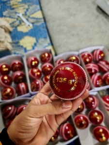 Pelotas de Críquet de Cuero Duro de Alta Calidad, Marca Personalizada, Hechas a Mano y a Máquina - Product Image 2