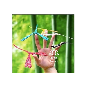Juguete de libélula de bambú tradicional hecho a mano en Vietnam - Product Image 1