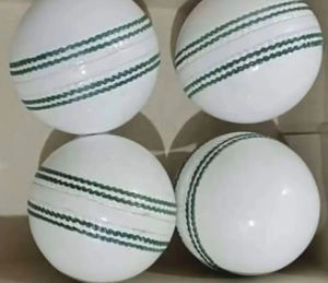 Balle dure de cricket en cuir de haute qualité couleurs blanches balle dure de cricket meilleur prix pour une bonne balle de sport au Pakistan - Product Image 1