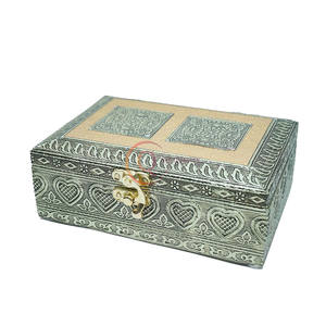 Perfecto como caja de almacenamiento decorativa Guarda tus accesorios de joyería hechos a mano con patrones plateados y dorados - Product Image 5