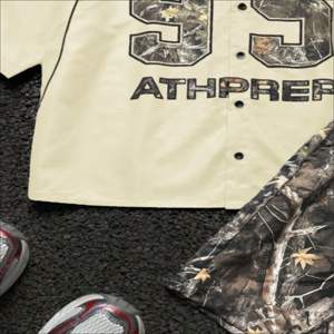 Ensemble court en maille pour homme, style streetwear estival, avec t-shirt à manches courtes respirant et short assorti - Product Image 3