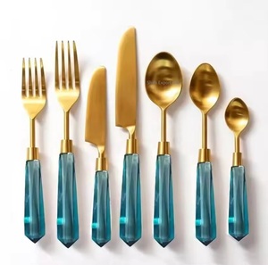 Ensemble de couverts en métal de qualité supérieure avec poignées en résine verte Ensemble de couverts de cuisine de table au design tendance poli or - Product Image 3