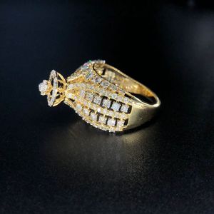 Bague en or luxueuse avec embellissements détaillés en diamant Solitaire central proéminent pour les rassemblements de fête élégants - Product Image 2