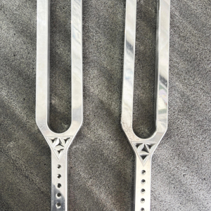 ชุดส้อมเสียงสำหรับการบำบัดด้วยเสียงและการสั่นสะเทือน ส้อมเสียงขนาดใหญ่พร้อมกุญแจ DNA ความถี่ D288hz และ A432hz - Product Image 1