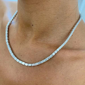 Collar de Gargantilla Fino de Oro de 14K con Moissanita Cultivada en Laboratorio de Corte Esmeralda y Perla de Agua Dulce, Joyería de Boda Estilo Hip Hop, 22.63 CT - Product Image 4