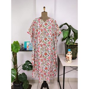 Vestido Kaftan Estilo Boho Chic, Estampado a Mano con Diseño Floral Blanco y Rosa, Cómodo, Transpirable y Ligero, de Algodón, Ideal como Traje de Baño - Product Image 1