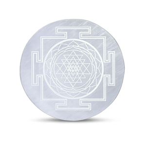 แผ่นชาร์จพลังงานจักระทรงกลมทำจากเซเลไนต์ พร้อมสลักลายศรียันตรา คริสตัลสีขาวธรรมชาติ สำหรับการทำสมาธิและตกแต่ง - Product Image 1