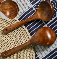 Cuillère à remuer en bois durable Ustensile à long manche en bois massif fait à la main pour la cuisson, la salade, la soupe, le riz Finition écologique