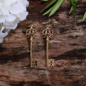 Pendientes de Diseño con Forma de Llave para Mujer, Dorados y Plateados, Tecnología de Incrustación con Engaste de Bisel Chapado en Oro de Studio One Love - Product Image 4