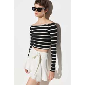 Top Corto con Cuello Cuadrado de Tela Twill a Rayas Blancas y Negras - Product Image 2