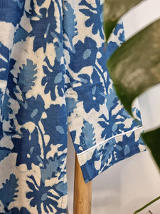 เซ็ตกางเกงขาสั้นผ้าซาตินพิมพ์ลายดอกไม้สไตล์อินเดียเสื้อยาวถึงเข่าแบบลำลองของผู้หญิงแขนยาวผ้าใยสังเคราะห์พิมพ์ด้วยมือ - Product Image 6