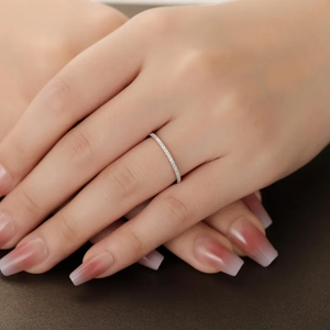 Anillo Minimalista de Eternidad, Geométrico, Romántico, con Diamante Blanco Certificado por IGI, Engaste de Puntas - Product Image 5