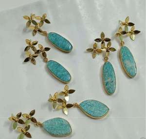 Nouvelle conception de boucles d'oreilles avec des boucles d'oreilles en métal de haute couture pour femmes, fêtes et cadeaux de mariage en vente - Product Image 1