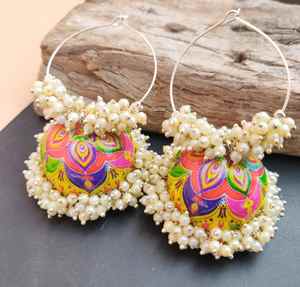 Pendientes Meenakari Jhumki de varios colores pintados a mano, trabajo esmaltado, joyería india tradicional ligera para festivales y Ropa Étnica - Product Image 6