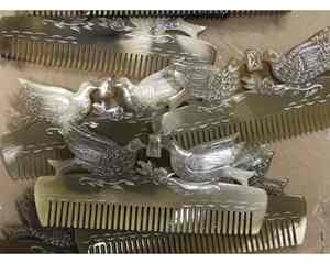 Peine de cuerno Fabricante de Vietnam Diseño hecho a mano Ideal para la rutina del cabello Peine de cuerno natural Premium para exportación OEM - Product Image 1