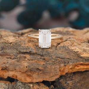 Anillo de Compromiso de Plata de Ley 925 Chapado en Oro de 14k con Moissanita Corte Esmeralda para Mujer, Anillo Solitario para Boda y Ocasiones Especiales - Product Image 1