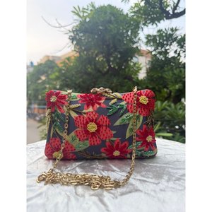 Pochette brodée florale perlée avec chaîne dorée, motif rouge et vert sur fond foncé, 7 pouces - Product Image 1