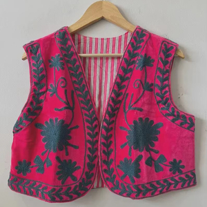 Chaleco Suzani Rosa Oscuro, Chaleco Bordado Estilo Boho, Chaqueta Étnica sin Mangas, Ropa Boho para Festivales, Chaleco con Bordado Artesanal - Product Image 1