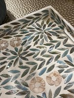 Plateau de service de luxe en rotin tressé avec incrustation de nacre, motif végétal, base en bois décorative, panier tissé