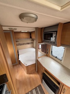 Mini caravana Swift Archway para 4 personas con cama fija y 4 camas individuales - Product Image 6