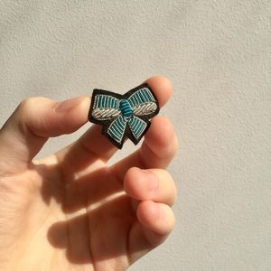 Insigne uniforme de dessin animé Écusson à coudre OEM Broderie faite à la main Fil d'or en gros Écussons brodés - Product Image 2