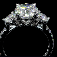 Bague de fiançailles en platine à trois pierres avec bande pavée, diamant rond, certifiée IGI, bijoux de luxe pour mariée, provenant du Gujarat