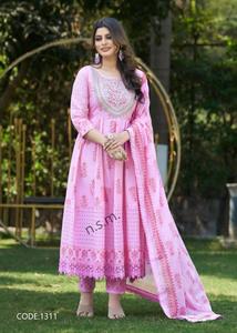 Hermosa ropa ocasional de algodón puro estampado Anarkali Shuit Pant & Dupatta con panel Shiffli y trabajo de bordado exportador indio - Product Image 5