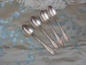 Ensemble de cuillères en acier inoxydable au design antique avec finition dorée Parfait pour les événements de cuisine et de mariage Accessoires de salle à manger élégants - Product Image 3