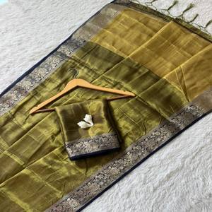 Sari de Seda Suave VASTRA COTTAGE con Tejido Zari Puro, Borde y Pallu con Zari Enriquecido y Blusa Combinada en Tonos Elegantes - Product Image 2