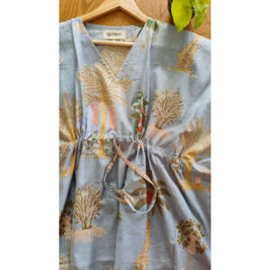 Robe kaftan à taille élastique à imprimé floral gris ciel pour les invitées de mariage - Product Image 5