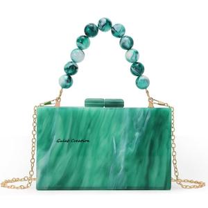 Pochette élégante en résine verte avec poignée perlée Sac à main de soirée en acrylique avec effet marbre rectangulaire Sac à main de fête pour femmes - Product Image 1