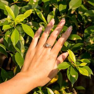 Anillo de Moissanita con Corte Redondo de 1 Quilate, con Engaste de Puntas Chapado en Oro de 14K, Estilo Lujoso para Mujer, para Boda y Compromiso - Product Image 3