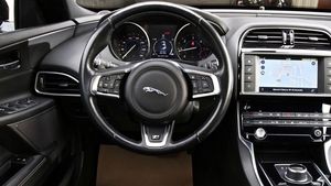 Prêt à exporter 2017 <span class=keywords><strong>Jaguar</strong></span>-XE automatique <span class=keywords><strong>diesel</strong></span> 4 cylindres Euro6c 5 places 179hp VOITURES D'OCCASION prêtes à exporter dans le monde entier - Product Image 2