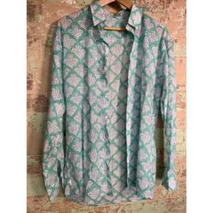 Camisa de Hombre 100% Algodón, Corte Slim Fit, Casual/Tuxedo, Diseño 'Océano' Estampado a Mano, Producto de Moda ODM - Product Image 2