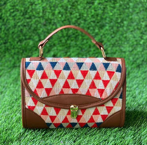 Sacs à main élégants et polyvalents pour femmes, conçus avec un look avant-gardiste et des poignées confortables pour une utilisation toute la journée - Product Image 1