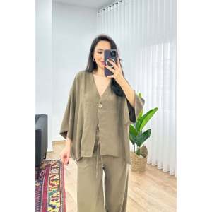 Conjunto de Dos Piezas LUSTRIN para Mujer, Blusa Cruzada de Mezcla Modal y Pantalones Anchos de Cintura Alta con Cinturón - Color Caqui - Product Image 2