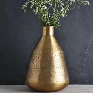 Elegante jarrón alto de latón con aspecto antiguo, perfecto para la decoración de una sala de estar o salón de estilo étnico y sofisticado. - Product Image 3