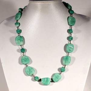 Collier en résine personnalisé de qualité supérieure pour femmes Rouge Jaune Marron Oval Bold Angel Style Taille personnalisée Nouveauté Bijoux courts - Product Image 2