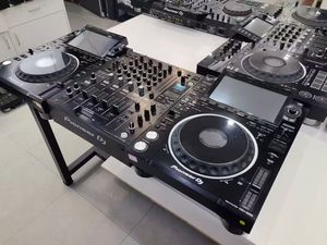 Une paire <span class=keywords><strong>de</strong></span> platines Pioneer CDJ3000 d'occasion avec écrans tactiles <span class=keywords><strong>de</strong></span> 9 pouces, prenant en charge les clés USB, les cartes SD et le mode <span class=keywords><strong>vinyle</strong></span>. - Product Image 4
