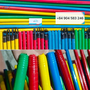 Mango de escoba de madera con revestimiento de rayas rojas de PVC de estilo vietnamita con cabeza de escoba de plástico Elegantes recogedores y escobas - Product Image 2