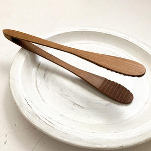 Pinzas de madera natural para servir, pinzas de madera reutilizables para agarrar alimentos, el mejor precio al por mayor - Product Image 3