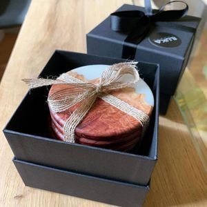 Posavasos de madera de nogal de resina impermeables hechos a mano detallados para decoración del hogar posavasos de lujo personalizados para uso de té/café - Product Image 1