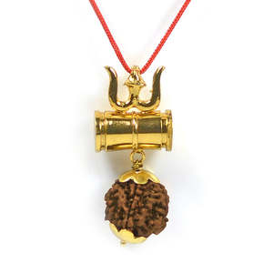 Colgante de Medallón Damru con Rudraksha Trishakti Chapado en Oro para Protección, Fuerza Espiritual y Energía Positiva - Product Image 1