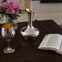 Carafe de Luxe Exclusive en Métal Argenté et Doré, Finition Martelée, Capacité 0,75 L, pour Vins Rouges Fins, Idéale pour l'Hôtellerie, la Restauration et l'Usage Domestique