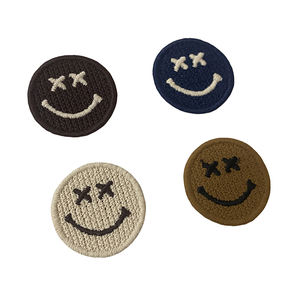 Parches de Chenilla Bordados en 3D Personalizados, Termoadhesivos, Lindos Logotipos Personalizados para Ropa y Gorras - Product Image 4