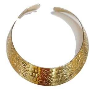 Gargantilla de Latón Chapada en Oro Personalizada Unisex al por Mayor, Joyería Étnica Geométrica para Aniversario, Hecha a Mano en India - Product Image 1