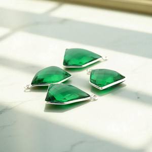 925 Plata Pentágono forma 13x18 MM turmalina verde piedra preciosa bisel encanto colgante para venta al por mayor - Product Image 1