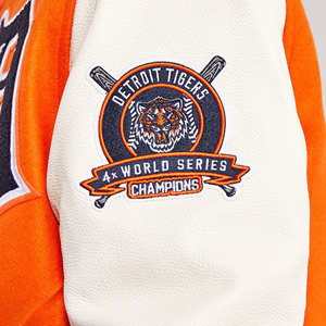 Chaqueta de béisbol universitaria con cuello levantado bordado y mangas de cuero y lana con logotipo personalizado 2025 para hombre, chaqueta negra con letras de lona - Product Image 4